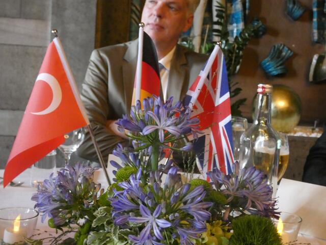 Tischbeflaggung zur Feier des Tages beim Good-Bye-Dinner im Marmorsaal der Stadthalle: Im Hintergrund Robert Stevenson vom organisatorisch federführenden Amt für Rats- und Repräsentationsangelegenheiten. | Foto: Thomas Emons
