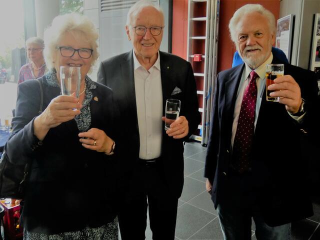 Der Mülheimer Städtepartner und Unternehmer Dr. Otmar Schuster, hier mit zwei Gästen aus Darlington, bei der Vernissage im Foyer des Hauses der Stadtgeschichte. | Foto: Thomas Emons