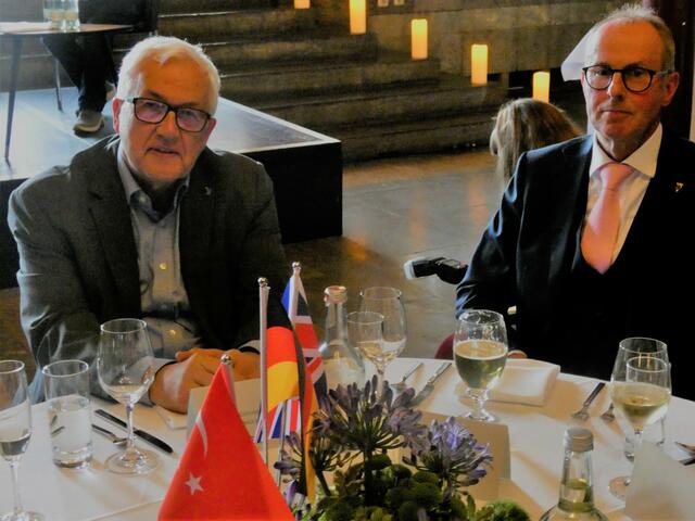Der Vorsitzende des Fördervereins Mülheimer Städtepartnerschaften, Dr. Gerhard Ribbrock mit seinem Tischnachbarn Nigel Davison aus der Darlingtoner Town-Twinning Association beim Good-Bye-Dinner im Marmorsaal der Stadthalle. | Foto: Thomas Emons