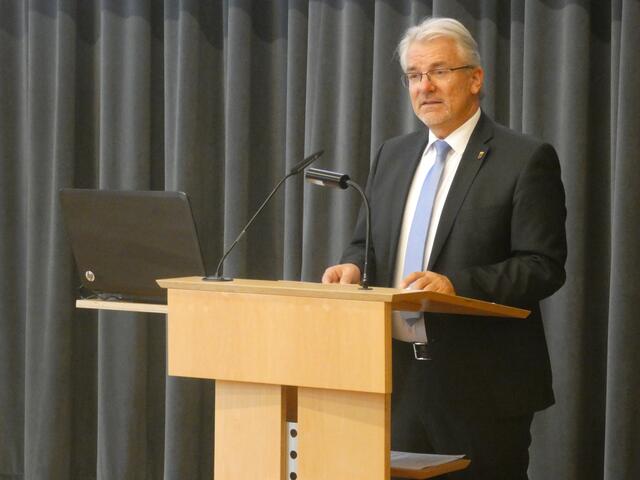 In seinem Grußwort zur Ausstellungseröffnung der Mülheimer Städtepartner im Haus der Stadtgeschichte, machte Oberbürgermeister Marc Buchholz deutlich: "Angesichts der internationalen Lage hat die bürgerschaftliche Begegnung und Zusammenarbeit im Rahmen der Städteparnerschaften nichts von ihrer Aktualität und Dringlichkeit verloren. Auch der Brexit ändert nichts an unserer Freundschaft!" | Foto: Thomas Emons