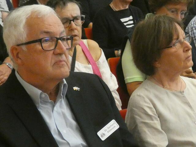 Der Vorsitzende der Mülheimer Städtepartner Dr. Gerhard Ribbrock und Rosmarie Scholz vom Kompetenzteam Darlington, hier im Publikum, erläuterten die Ausstellung zu den Mülheimer Städtepartnerschaften, die bis zum 24. Oktober im Foyer des Hauses der Stadtgeschichte an der Von-Graefe-Straße zu sehen ist.  | Foto: Thomas Emons