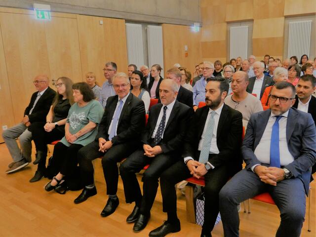 Oberbürgermeister Marc Buchholz bei der Ausstellungeröffnung der Mülheimer Städtepartner im Haus der Stadtgeschichte im Kreis seiner Gäste aus Darlington und Beykoz. | Foto: Thomas Emons