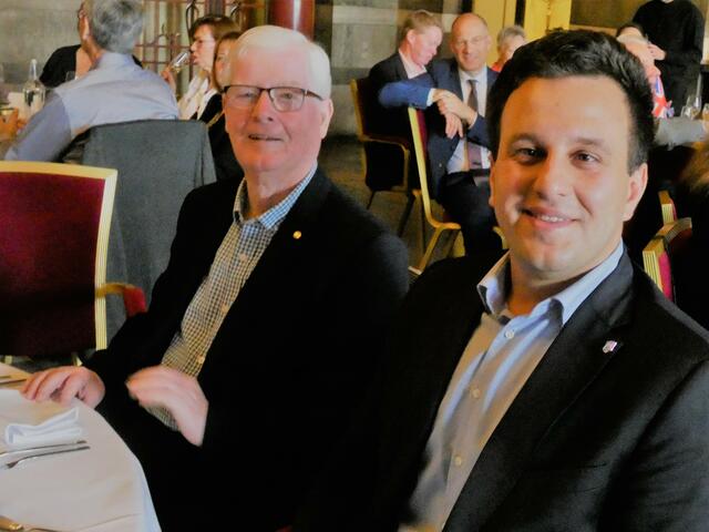 Der Chairman der Twin-Town-International Association Darlington, Tom Nutt, hier beim Good-Bye-Dinner im Marmorsaal der Stadthalle mit dem Mülheimer Landtagsabgeordneten Rodion Bakum. | Foto: Thomas Emons