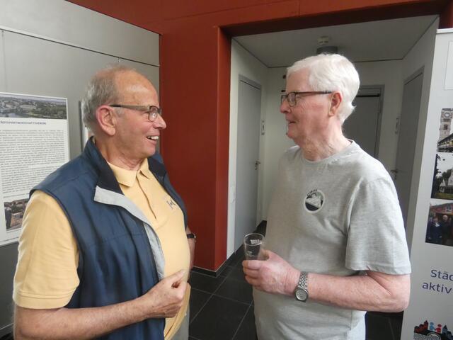 Der Vorsitzende des Darlingtoner Städtepartnervereins, Tom Nutt, bei der Ausstellungseröffnung im Haus der Stadtgeschichte im Gespräch mit einem der Mülheimer Städtepartner. | Foto: Thomas Emons