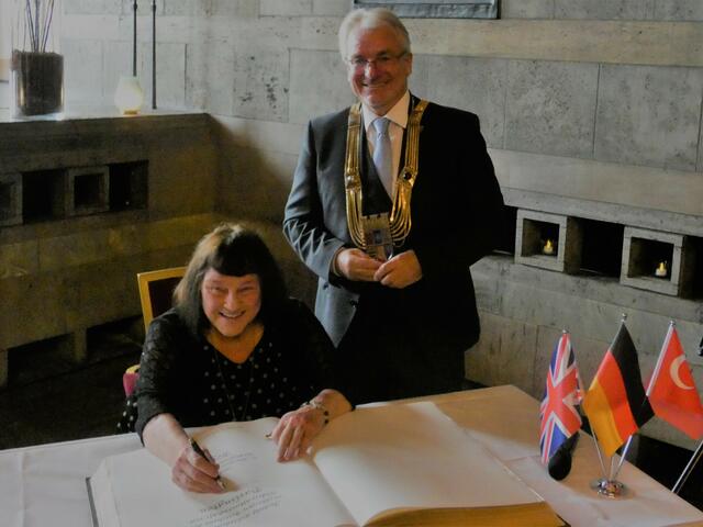 Oberbürgermeister Marc Buchholz mit seiner Darlingtoner Amtskollegin Jan Cossins beim Eintrag ins Goldene Buch. | Foto: Foto Thomas Emons