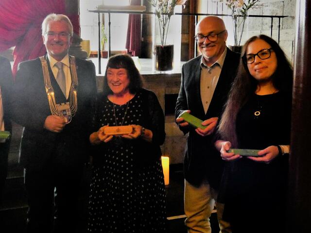 Oberbürgermeister Marc Buchholz, Darlingtons Bürgermeisterin Jan Cossins, Darlingtons Oberstadtdirektor Ian Williams und das Darlingtoner Ratsmitglied Anna Maria Toms beim Good-Bye-Dimmer im Marmorsaal der Stadthalle. | Foto: Thomas Emons
