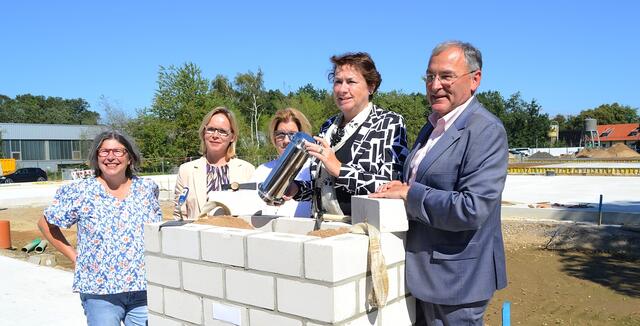 Grundsteinlegung Paul-Klee-Schule Langenfeld 2023
Anne Henk-Hollstein legt das Blechgefäß in die Grundmauer | Foto: Horst Nauen
