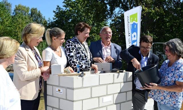 Symbolisches verschließen des Grundsteins | Foto: Horst Nauen