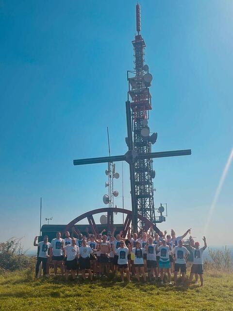 Geschafft!  Zielfoto unter dem Gipfelkreuz der Halde Oberscholven. 