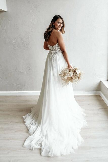 Dass die Braut sich wohl fühlt, sieht man vor allem am Strahlen. Foto: Hochzeitswerkstatt