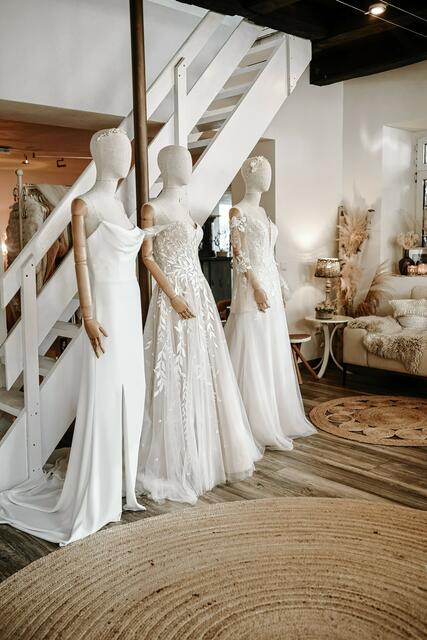 Eine Reise durch verschiedene Brautmodestile kann man in der Hochzeitswerkstatt machen. Foto: Hochzeitswerkstatt