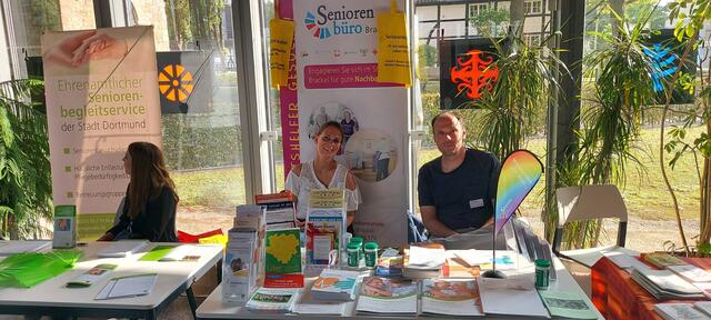 Die Mitarbeitenden des Seniorenbüros Brackel informierten u.a. über die Aktivitäten der
 ehrenamtlichen Nachbarschaftshelfenden und verteilten zahlreiche Notfalldosen.
