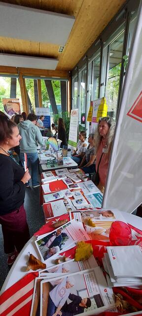   … Informationsmaterial versorgen.