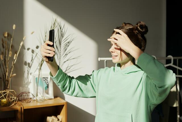 Nicht immer bleiben Selfies derart harmlos. Und nicht immer ist der Kontakt mit anderen im Netz harmlos. Und nicht immer sind die Nachrichten, Fotos und Videos frei pornografischen Inhalten. Wie Eltern damit umgehen können, erfahren sie im Rahmen einer Mediensprechstunde des Diakoniewerks Oberhausen. | Foto: pexels/Julia M Cameron