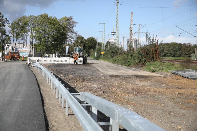 Rechts, alter Streckenverlauf. 