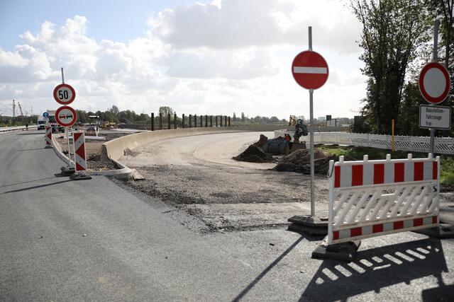 Der alte Streckenverlauf bleibt vorerst als Baustellenzufahrt. 