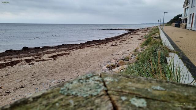 an einer kleinen fast verlassenen´ "Promenade" ... anderS´auf Meer blickend