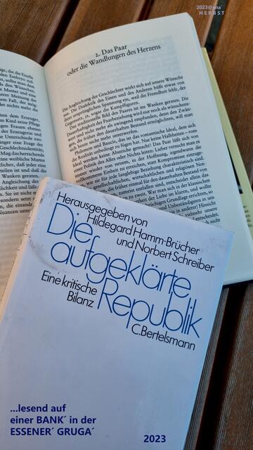 ...ich sitze eine Weile auf eben dieser BANK und lese, denke nach, betrachte/beobachte und... genieße die Sonne und wünsche mir eine "bessere, gerechtere, friedliche und liebendere´Gesellschaft!
...Träum weiter, Ana´... sage ich mir Selbst ! :-(
Herbst 2023