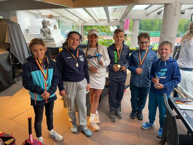  In der gemischten U10 Konkurrenz traten die Mädchen und Jungen schon im großen Tennisfeld gegeneinader an: Von links nach rechts: Jan Potozki, Nisa Dogru (3. Platz), Leni Schäfer (1. Platz), Johannes Gronemeyer, Timo Kuppich und Paul Schoch (Platz 2).
 | Foto: Ihlo (Netzballverein)