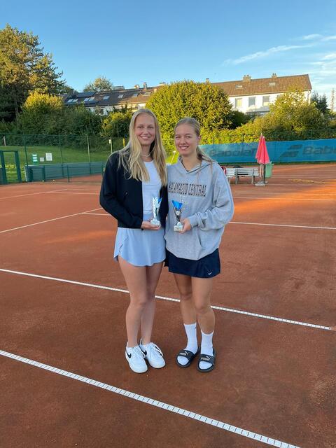  Im Finale der U18 Mädchen gewann Emma Jörg (rechts) gegen Nelli Groß (links) in einem spannenden Match mit 6:2, 2:6 und 10:8. 
 | Foto: Ihlo (Netzballverein)