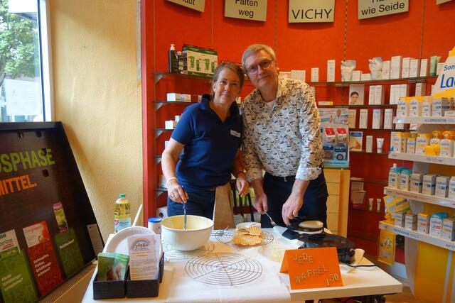 Das Ehepaar Lohmann freut sich über die regen Waffelverkauf. | Foto: Schattberg