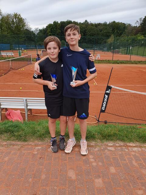 In der gemischten U12 Altersklasse belegte Florian Wolters (rechts) den ersten Platz, der zweite ging an Maximilian Widmaier (links)
 | Foto: Ihlo (Netzballverein)