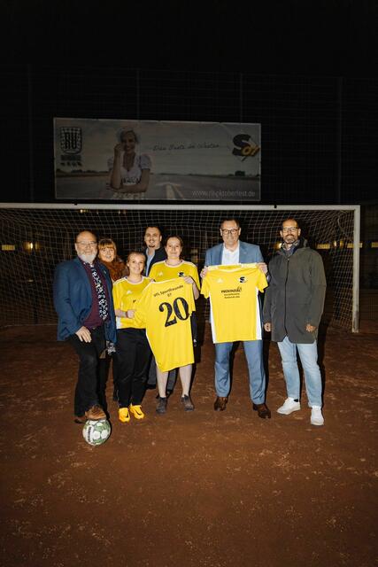 Das großzügige Trikotsponsoring wurde auf Initiative des Bürgermeisters der Stadt Essen, Rolf Fliß li., möglich.
Freude v. li.:Rolf Fliß, Karin Nowienski (Niederlassungsleiterin), Luca Hofmann (Spielführerin Frauen-Team), Herr Artem Maksimov (Mitarbeiter bei Frau Nowienski), Jasmine Wohlleb (Spielführerin Frauen-Team), Markus Toenges (Provinzial-Regionaldirektor), Dr. Stephan Popp (3. Vorsitzender VfL Sportfreunde 07). 
  | Foto: Privat