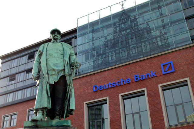 Mit den  Zeiten hat sich auch die Umgebung des Denkmals geändert . Vor rund 125 Jahren stand das Denkmal am Eingang der Königlichen Eisenbahndirektion. Heute hat die Deutsche Bank in dem Gebäude ihren Sitz.
