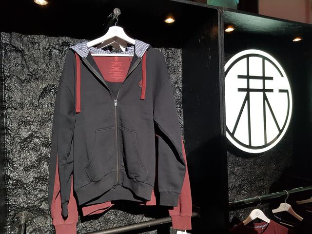 Markante Details der neuen T-Shirts und Hoodies sind weinrote Elemente, die an das Rostrot auf Zollverein erinnern. 