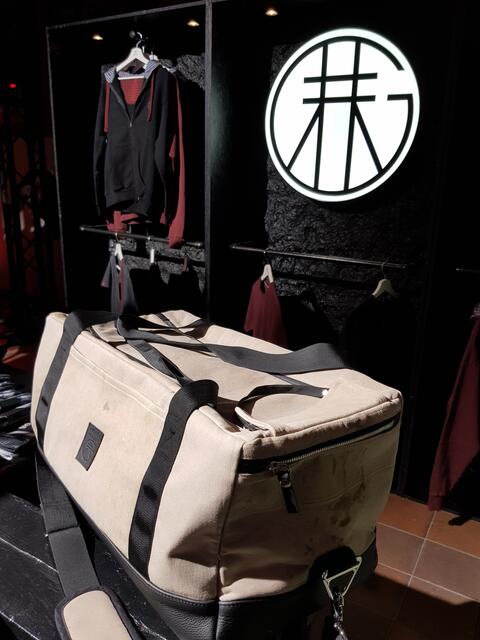 Zur Kollektion gehören auch diverse Taschen und Rucksäcke, die alle aus original getragener Bergmannskleidung gefertigt wurden und somit echte Unikate sind.