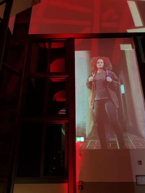 Schon vor Beginn der Präsentation konnte man sich auf die Mode einstimmen.