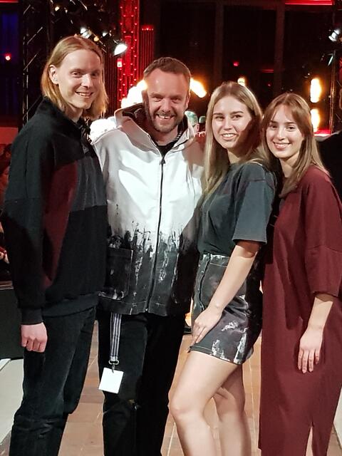 Glücklich über die gelungene Fashion-Show der "Grubenhelden": Geschäftsführer Matthias Bohm im Kreis der Models