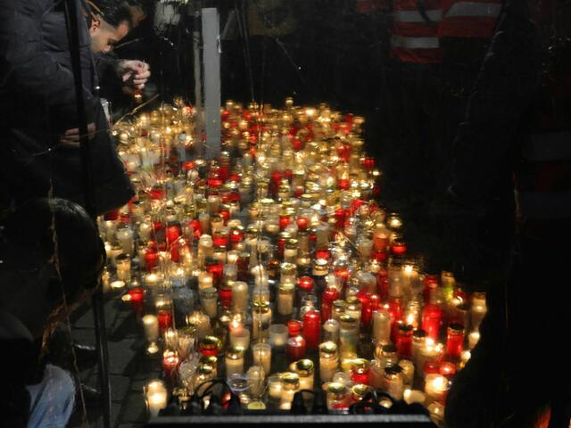 Zum Ende wurde Kerzen vor der Kulturstätte aufgestellt | Foto: Uwe Klein