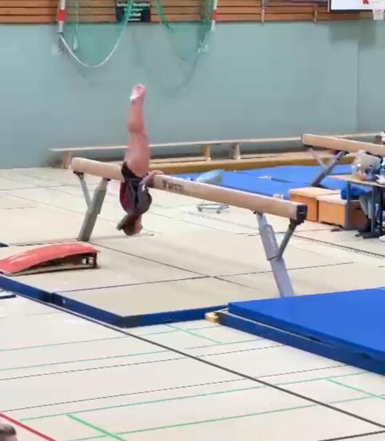 Elena Siepmann am Schwebebalken