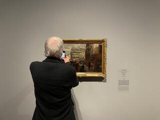 Kunstfan vor einem Werk von Adoph Menzel | Foto: Mülheimer Kunstverein und Kunstförderverein KKRR