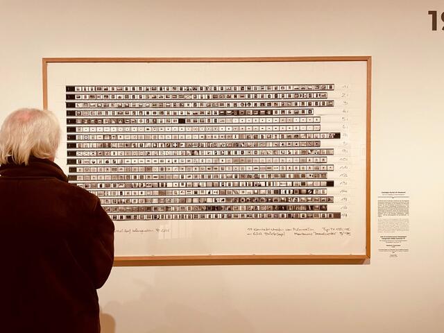 Marianne Trautvetter fotografierte im Sommer 1977 alle Kunstwerke, die damals an den Wänden des Museums Kulturpalast Düsseldorf hingen. Die 624 Einzelbilder präsentierte sie in Form von 17 auf Papier aufgeklebten Kontaktstreifen. Das Werk stellt eine Auflistung und Bestandsaufnahme ohne Rangordnung dar. Es macht die Kontinuitäten und Veränderungen anschaulich, denen der Sammlungsrundgang unterliegt. | Foto: Mülheimer Kunstverein und Kunstförderverein KKRR