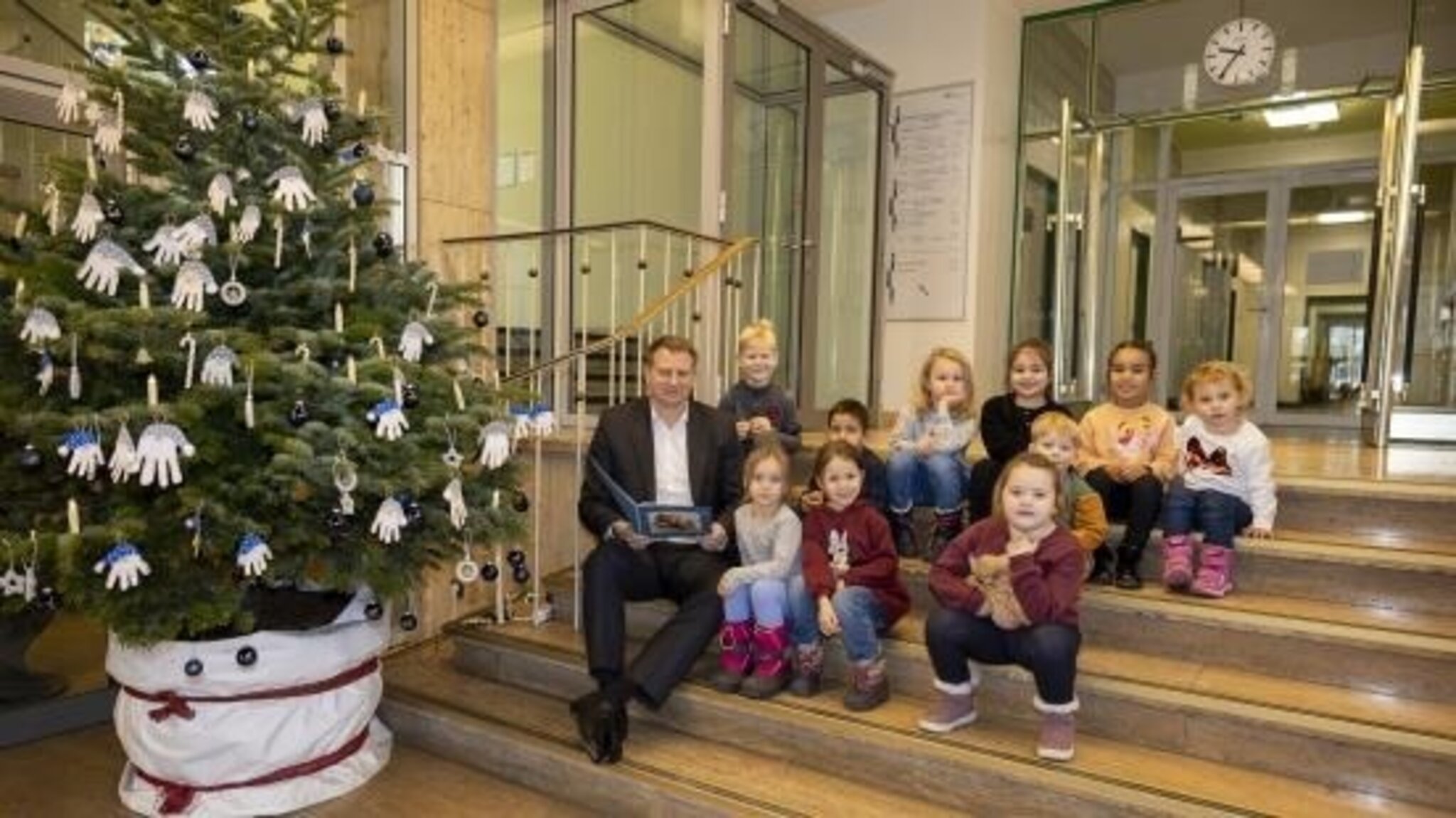 Weihnachtliche Stimmung im Rathaus Buer KitaKinder schmückten den