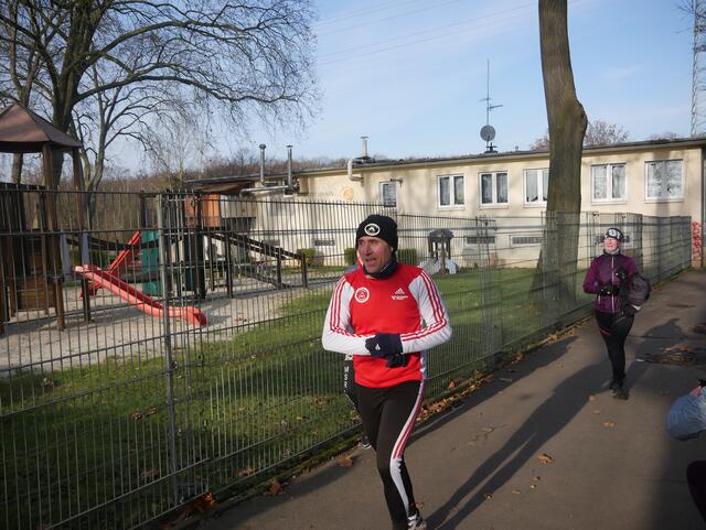 Michael Scheele läuft ins Ziel.