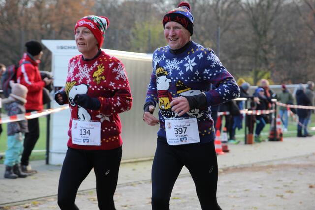 Auch Weihnachtspullies sind eine hervorragende Laufbekleidung | Foto: Carina Fileccia