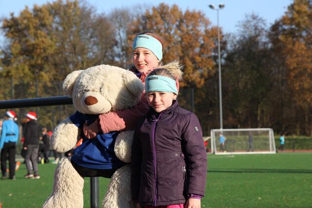 Manchmal muss das Kuscheltier auch mit | Foto: Carina Fileccia