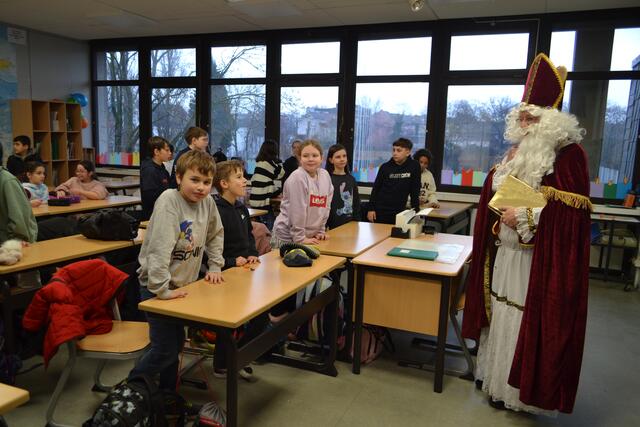 Am 6. Dezember war der Nikolaus an der Leibniz-Gesamtschule. Da staunten die Schülerinnen und Schüler. Riesen-Stutenkerle mit Zuckerguss, Schokolade und Mandeln wurden vom Nikolaus an die Kinder verteilt und sorgten für eine süße Überraschung in den Klassenzimmern.  | Foto: Thoas Facklam
