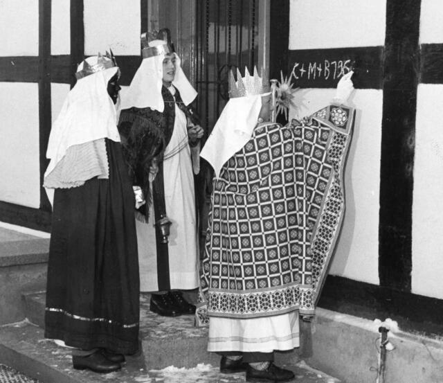 Ursprünglich war das Sternsingen ein Heischebrauch, heute sind die Kinder wie hier um 1960 in Fredeburg (Hochsauerlandkreis) im Auftrag des päpstlichen Missionswerkes unterwegs. Foto: Grobel/LWL-Bildarchiv
