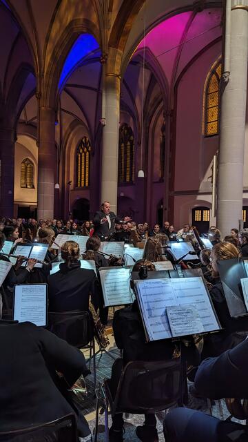 HBO-Konzertfoto 10.12.2023 Ferdi Hallen dirigiert das Halderner Blasorchester | Foto: Nane Schwarzkopf