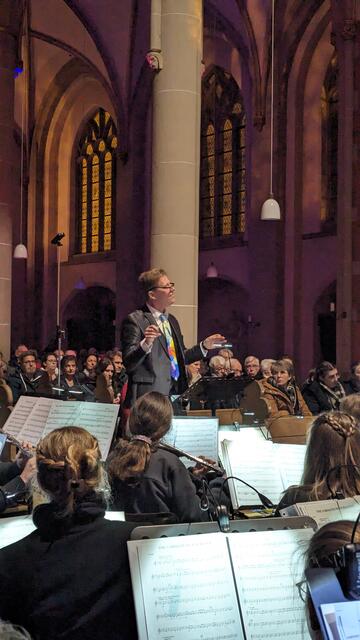 HBO-Konzertfoto 10.12.2023 Dirigent Robert Wijnands genießt sein letztes Konzert mit dem Halderner Blasorchester | Foto: Nane Schwarzkopf