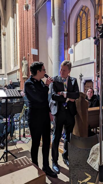 HBO-Konzertfoto 10.12.2023 Vorsitzende Karla Kilzer bedankt sich bei Robert Wijnands für 18 Jahre gemeinsames Musizieren  | Foto: Nane Schwarzkopf