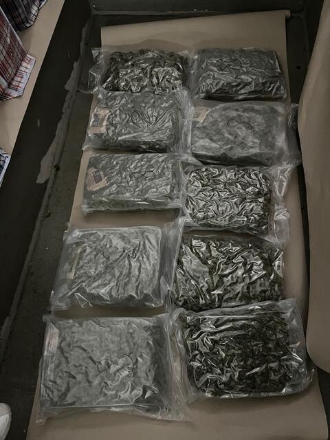 Die Tüten mit dem Marihuana.