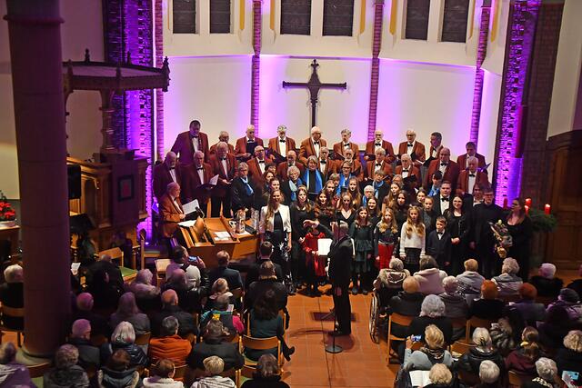 Großes Finale mit allen Mitwirkenden und Publikum: O du Fröhliche