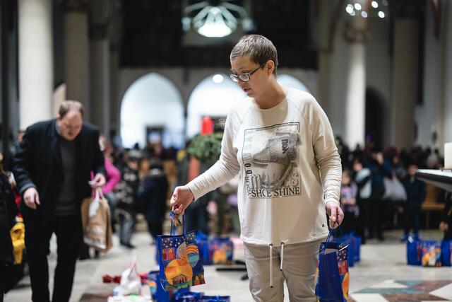 Die Mitarbeiterinnen vom Projekt LebensWert halfen bei der Verteilung. | Foto: Lars Heidrich / Projekt LebensWert