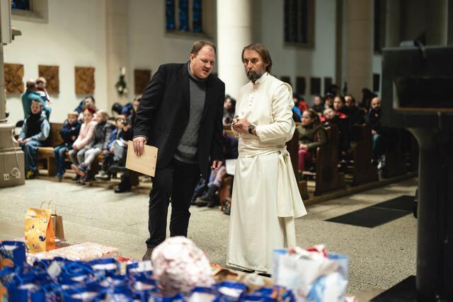 Christian Kosmider (links) und Pater Tobias Breer organisierten die Wichtelstern-Aktion. | Foto: Lars Heidrich / Projekt LebensWert
