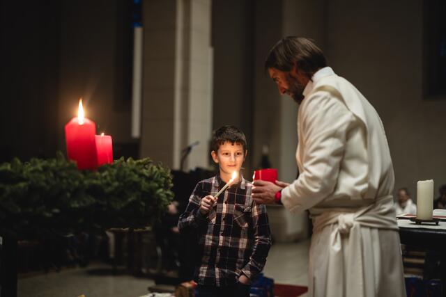 Kinder aus dem Duisburger Norden entzündeten die Kerzen des Adventskranzes. | Foto: Lars Heidrich / Projekt LebensWert